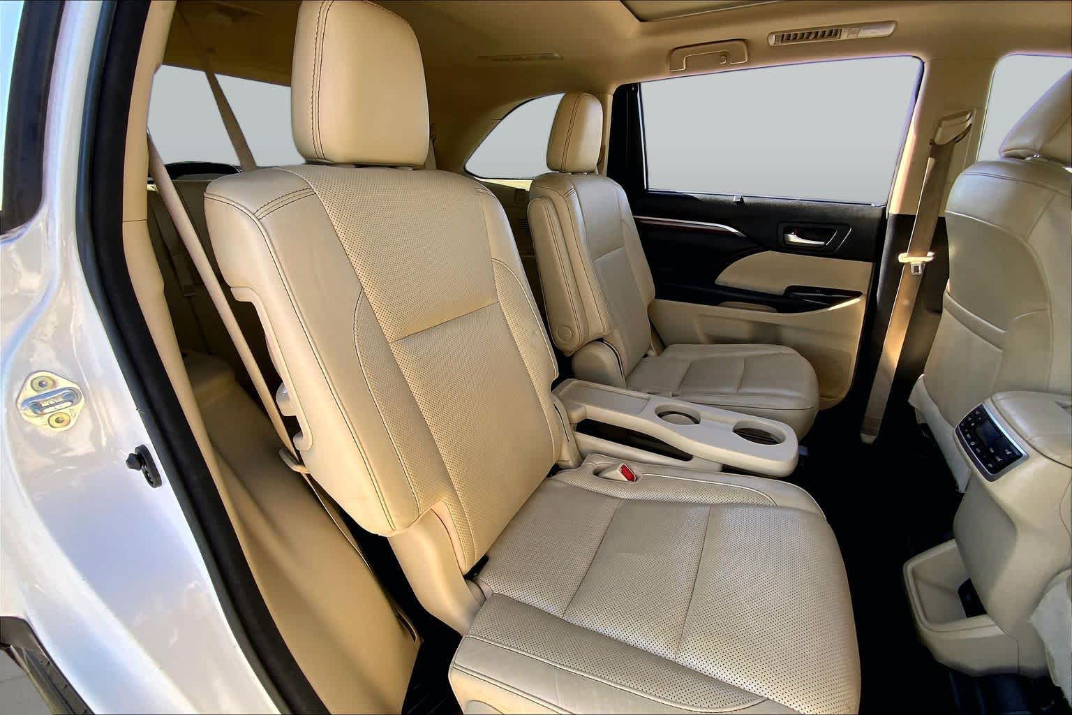 2018 Toyota Highlander photo 19 of 36