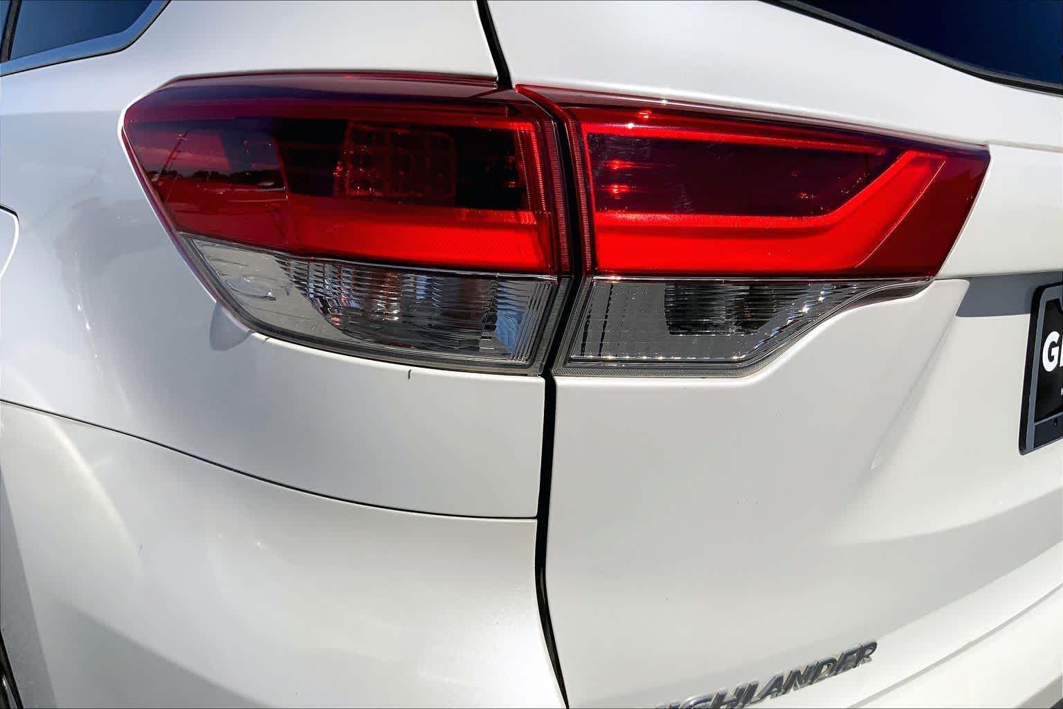 2018 Toyota Highlander photo 28 of 36