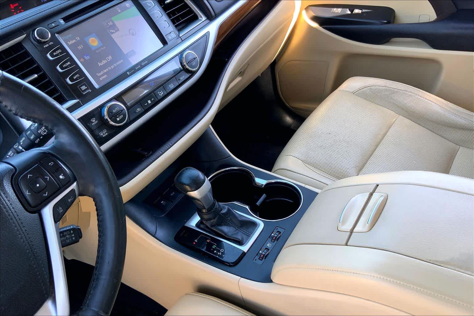 2018 Toyota Highlander photo 16 of 36