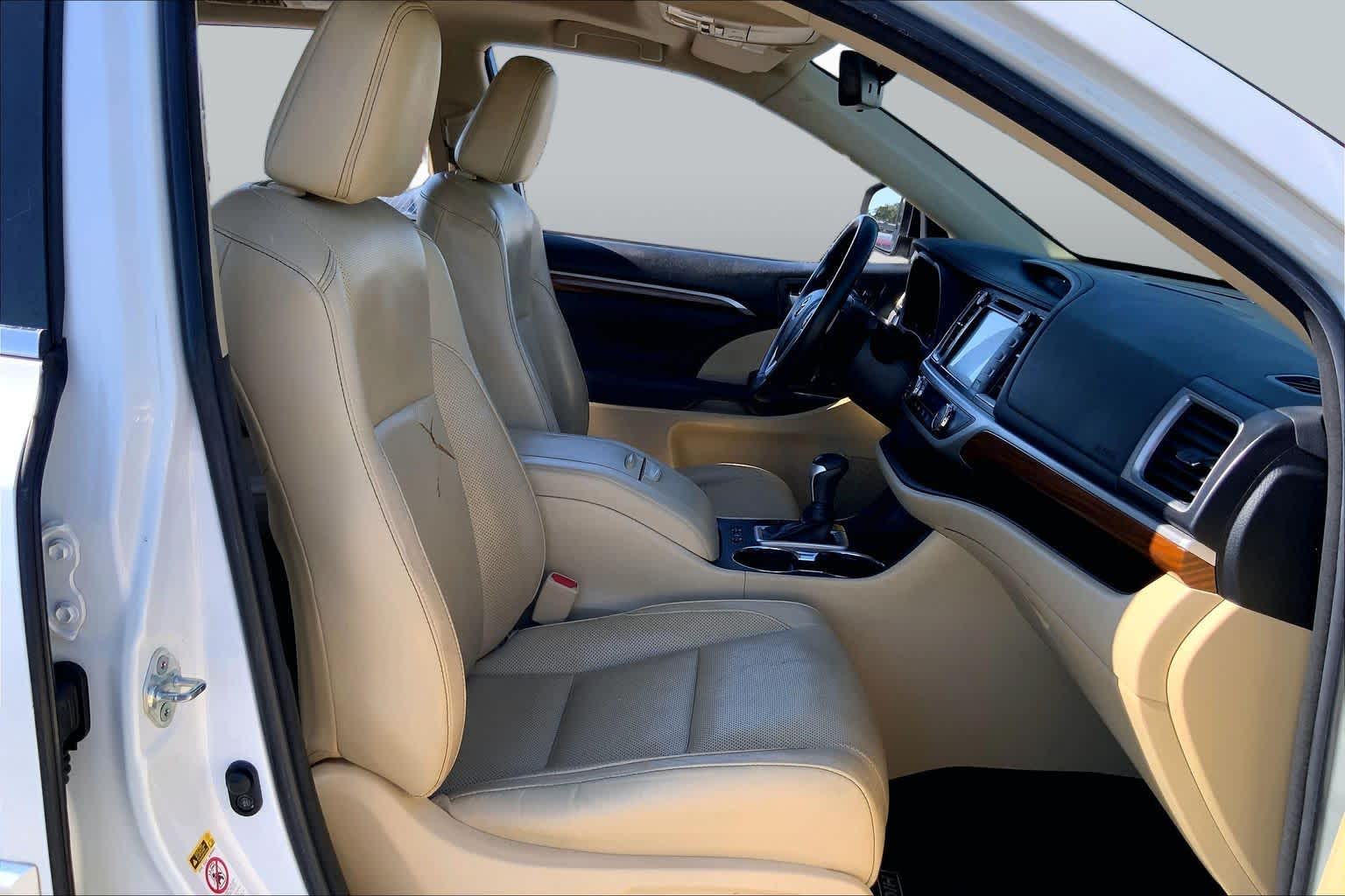 2018 Toyota Highlander photo 9 of 36
