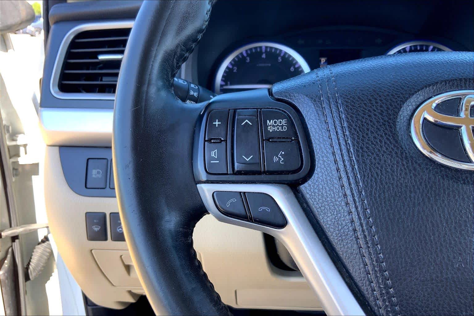 2018 Toyota Highlander photo 23 of 36