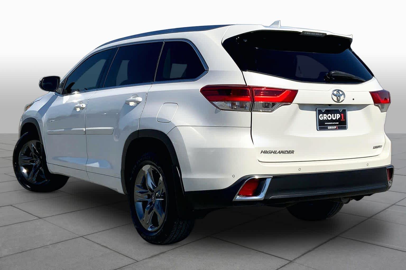 2018 Toyota Highlander photo 12 of 36