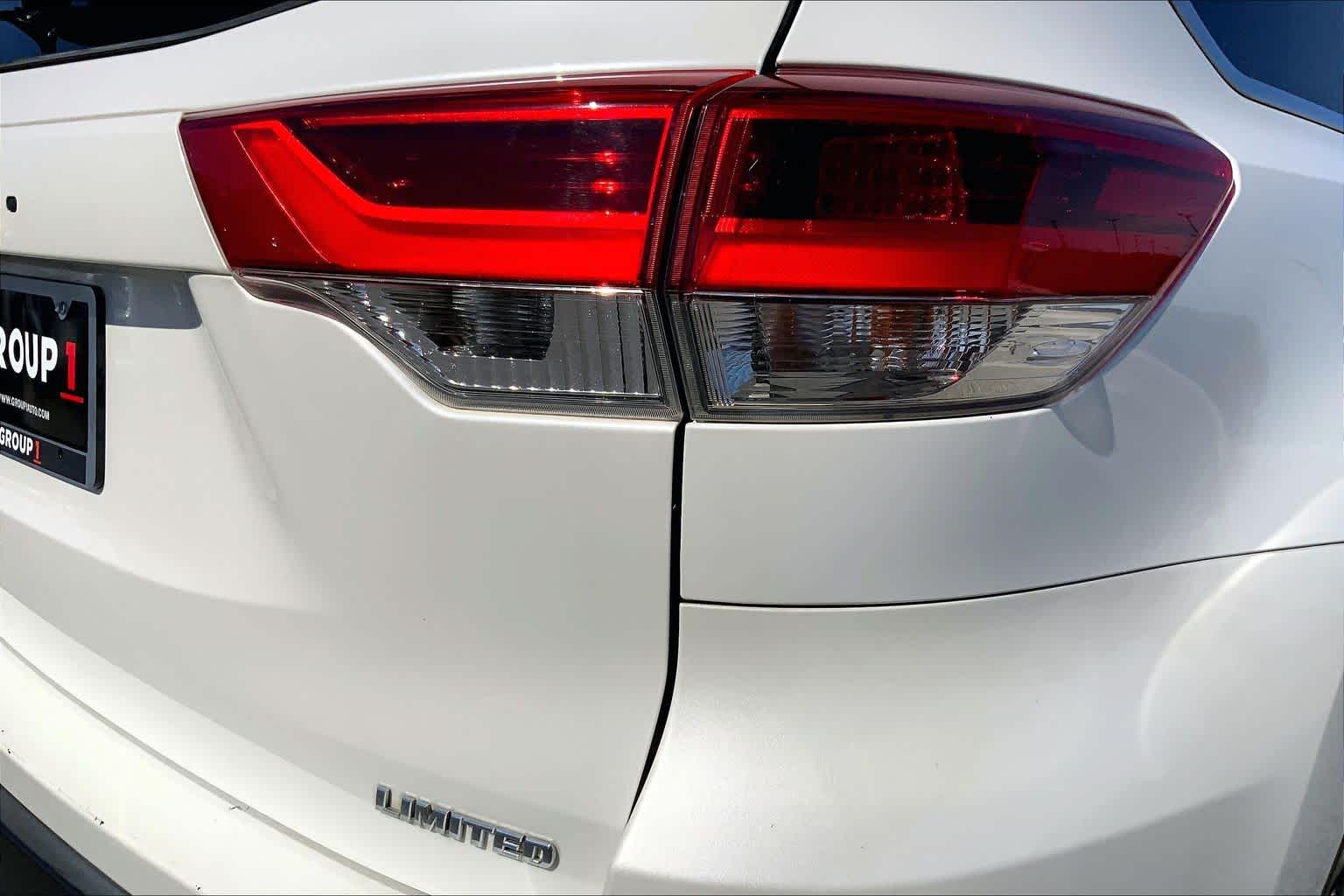 2018 Toyota Highlander photo 10 of 36