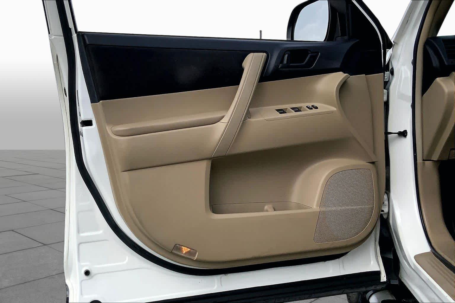 2012 Toyota Highlander photo 21 of 35