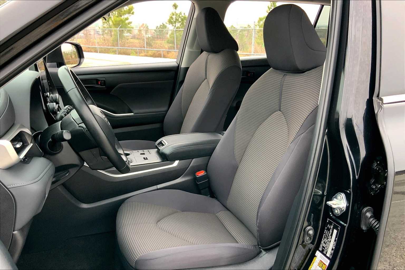 2023 Toyota Highlander Hybrid LE Midnight Black Metallic at Group 1 Toyota Southwest