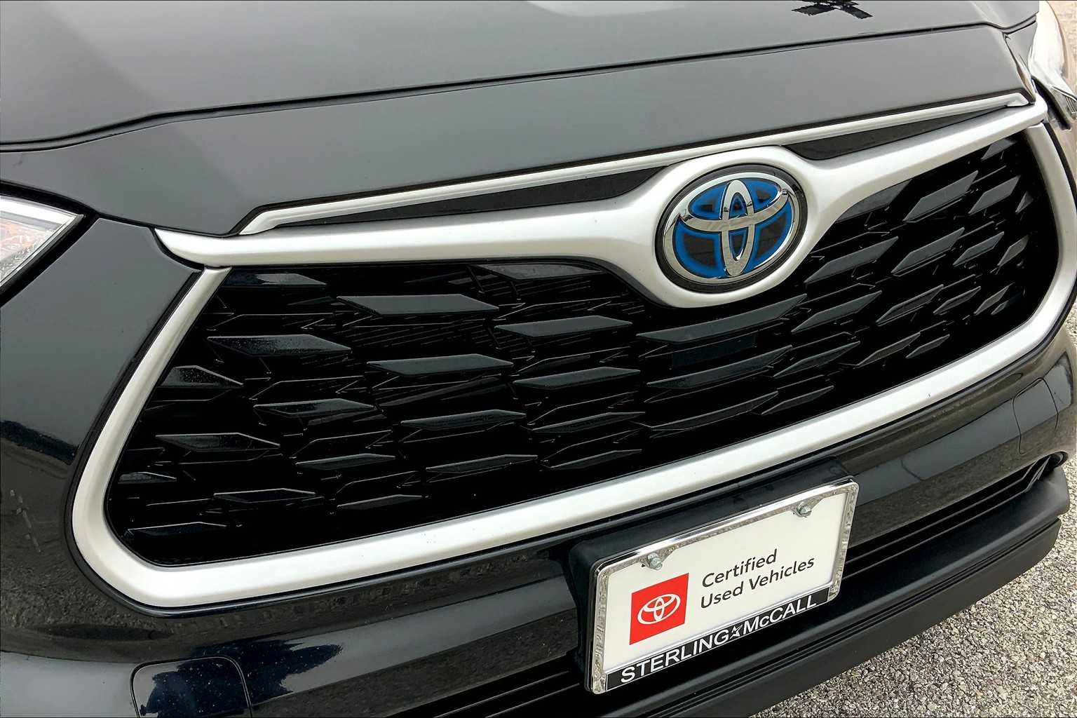 2023 Toyota Highlander Hybrid LE Midnight Black Metallic at Group 1 Toyota Southwest