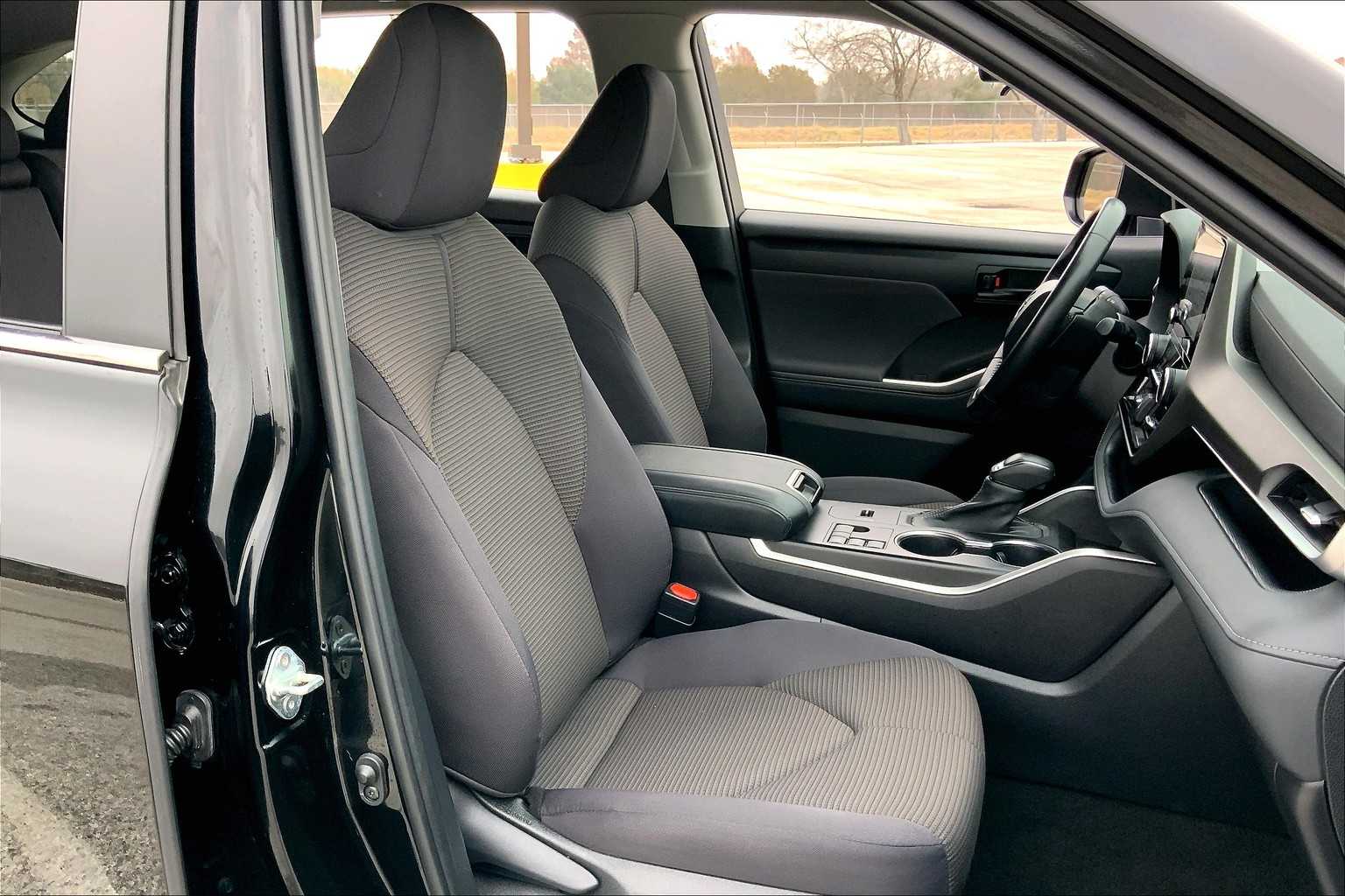 2023 Toyota Highlander Hybrid LE Midnight Black Metallic at Group 1 Toyota Southwest