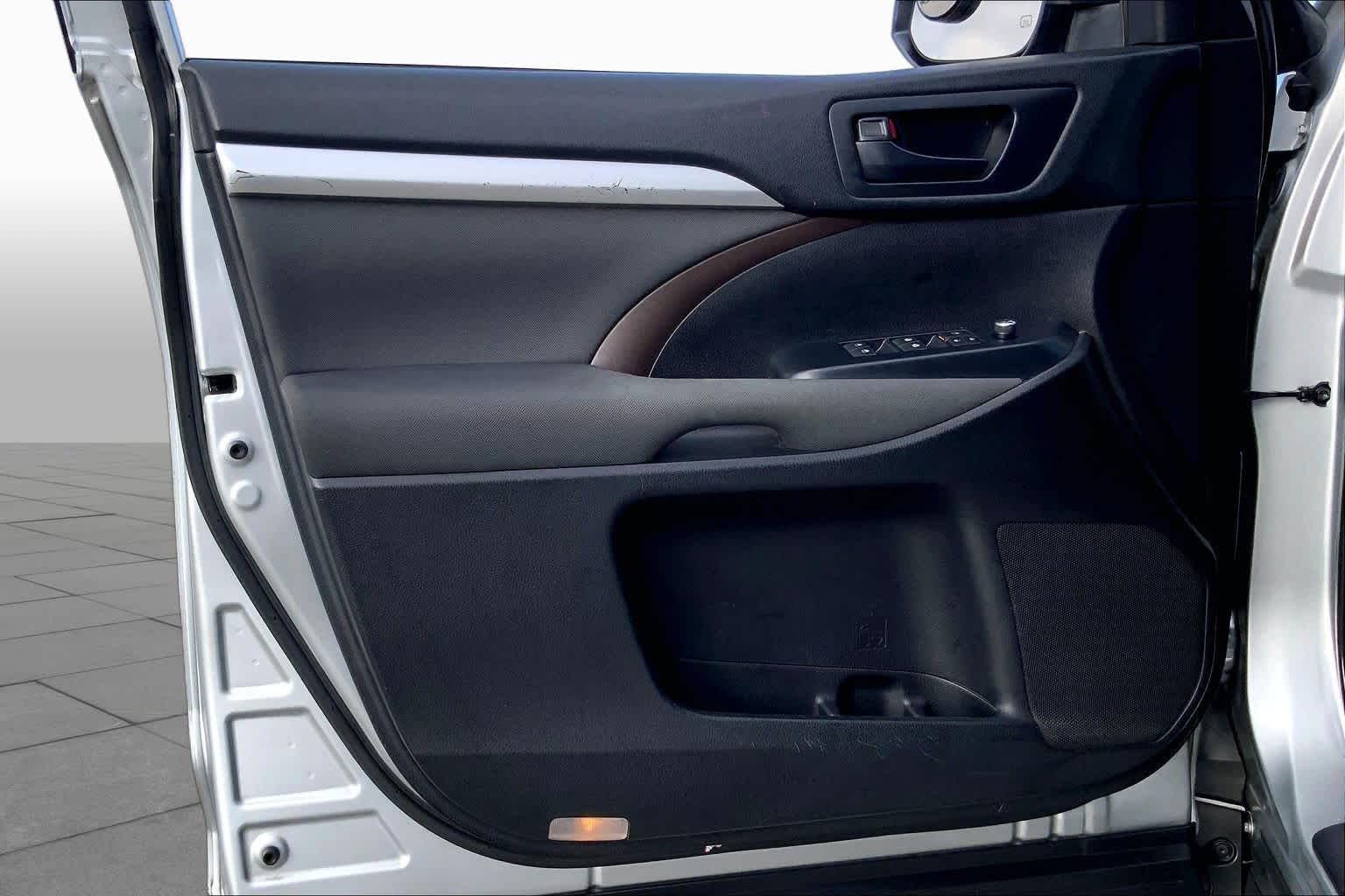 2019 Toyota Highlander LE Celestial Silver Metallic at Mac Haik CDJR North Houston