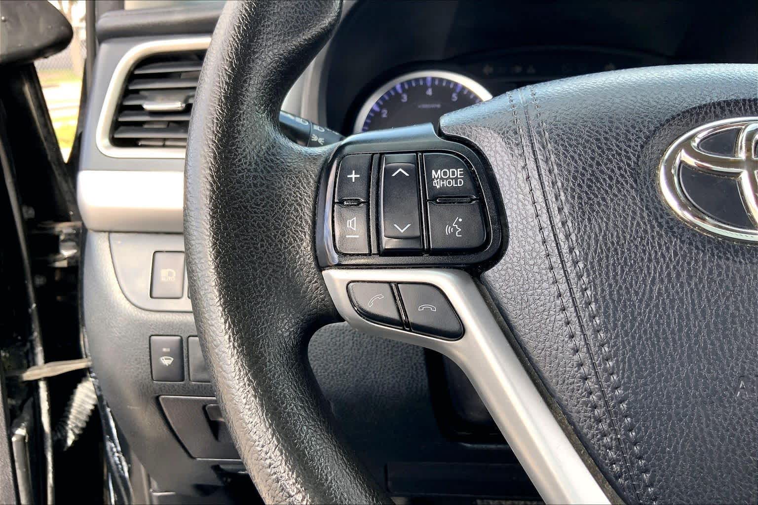 2019 Toyota Highlander LE Midnight Black Metallic at HGreg Houston