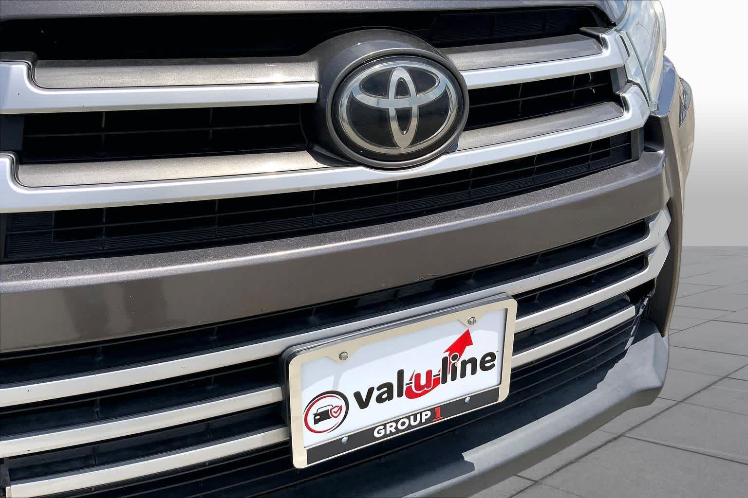 2019 Toyota Highlander LE Predawn Gray Mica at Group 1 Toyota Southwest