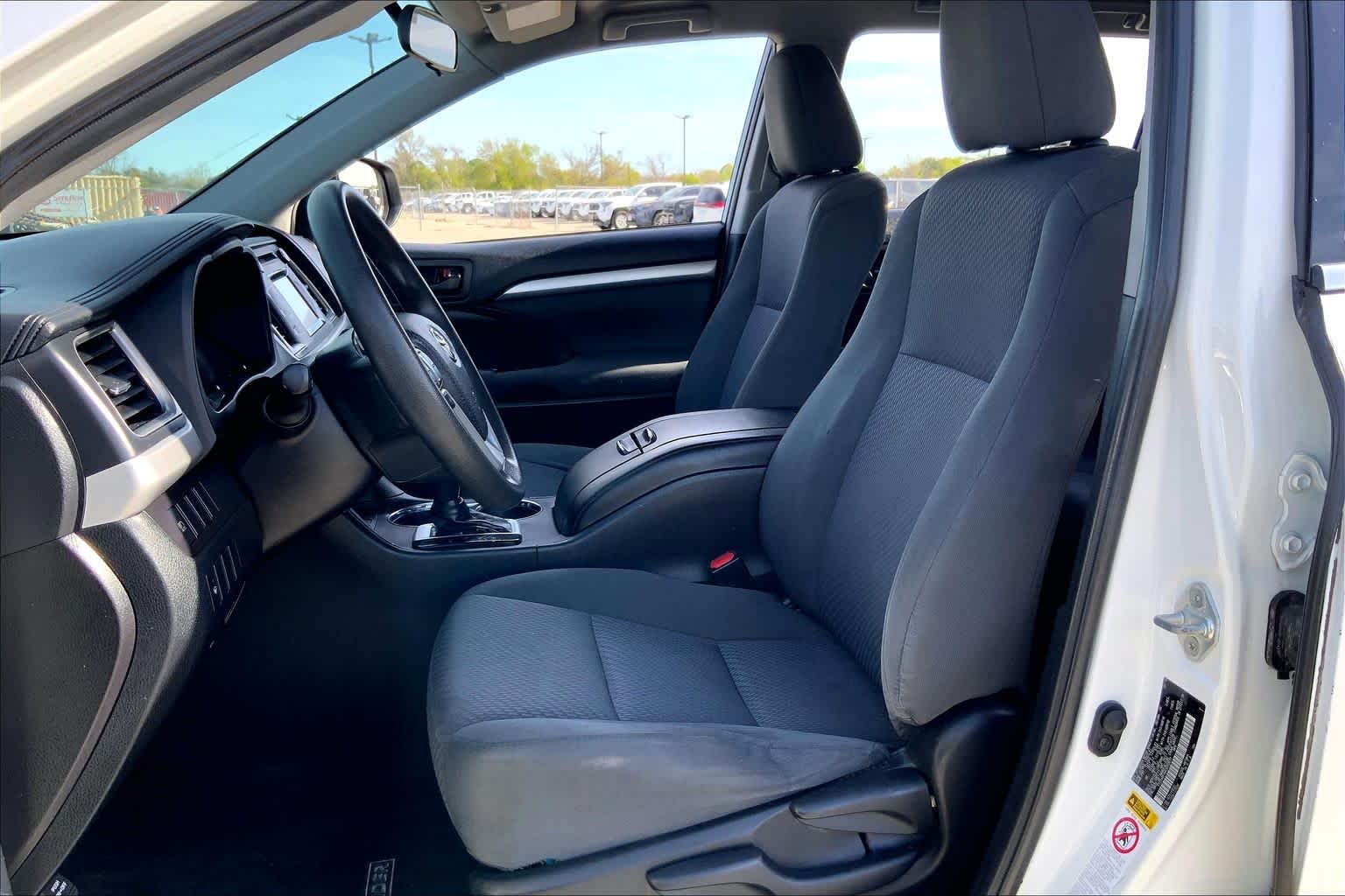 2019 Toyota Highlander LE Blizzard Pearl at Group 1 Toyota Southwest