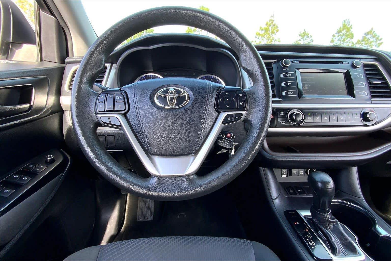2019 Toyota Highlander LE Blizzard Pearl at Group 1 Toyota Southwest