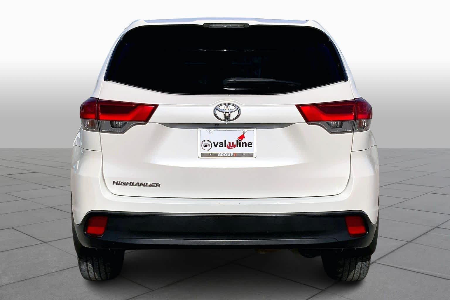 2019 Toyota Highlander LE Blizzard Pearl at Group 1 Toyota Southwest