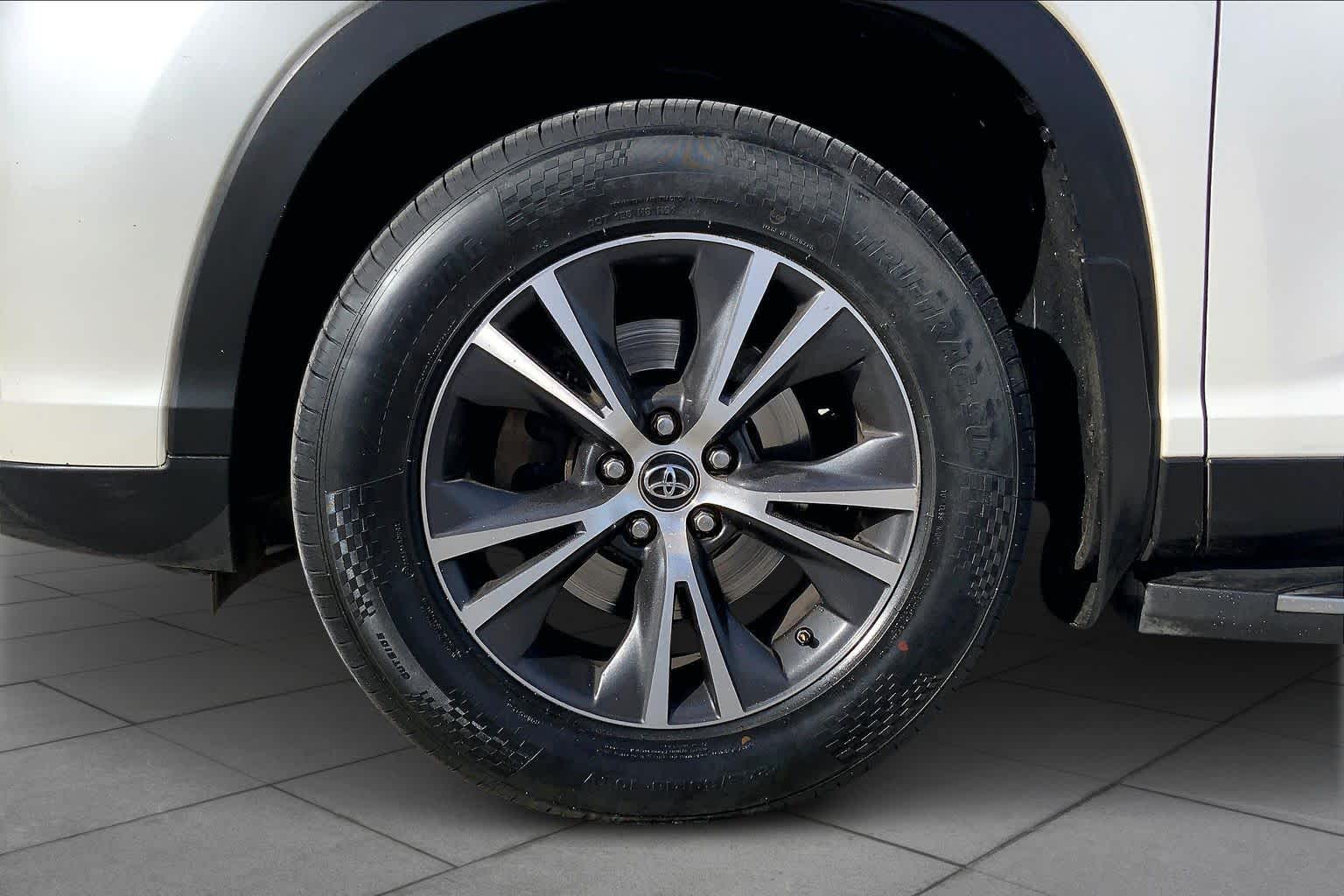 2019 Toyota Highlander LE Blizzard Pearl at Group 1 Toyota Southwest
