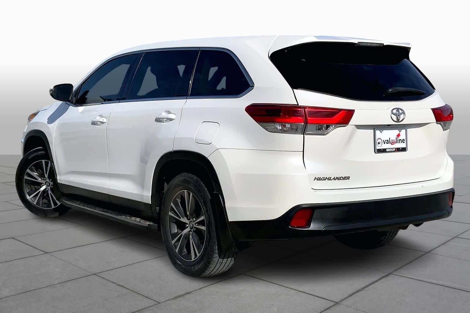 2019 Toyota Highlander LE Blizzard Pearl at Group 1 Toyota Southwest