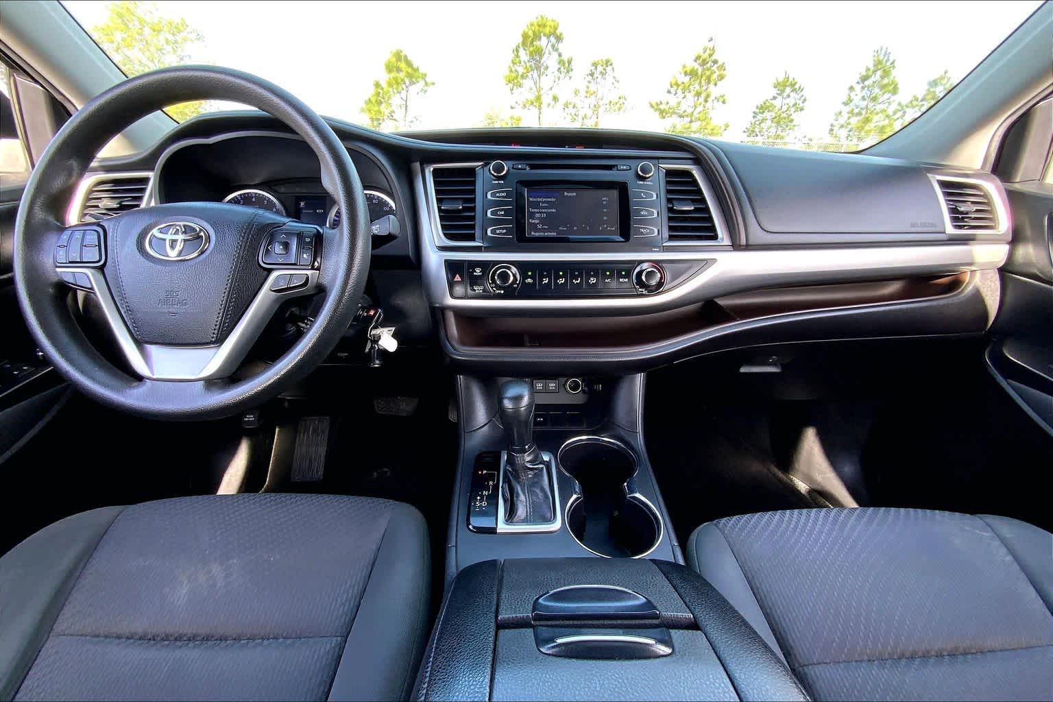 2019 Toyota Highlander LE Blizzard Pearl at Group 1 Toyota Southwest