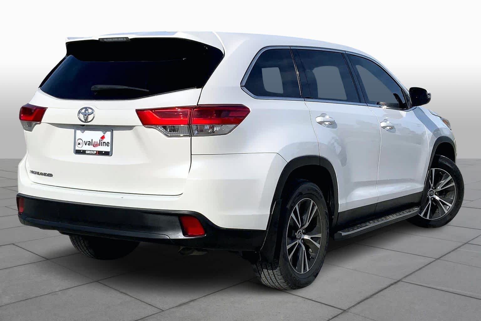 2019 Toyota Highlander LE Blizzard Pearl at Group 1 Toyota Southwest