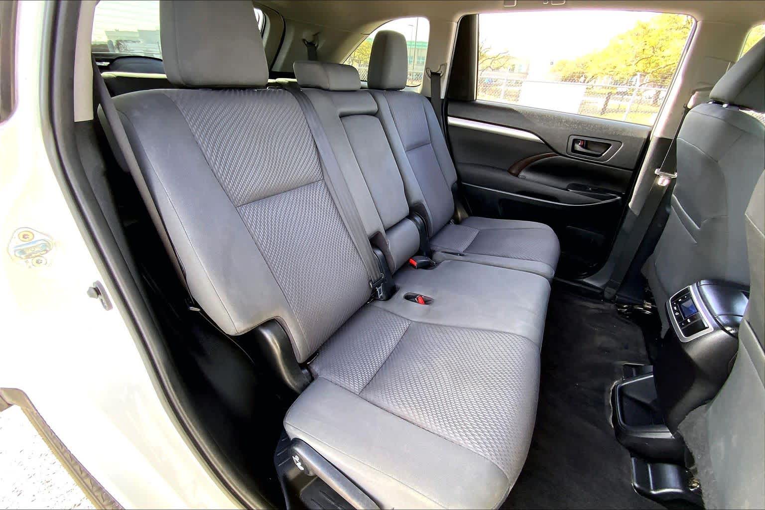 2019 Toyota Highlander LE Blizzard Pearl at Group 1 Toyota Southwest