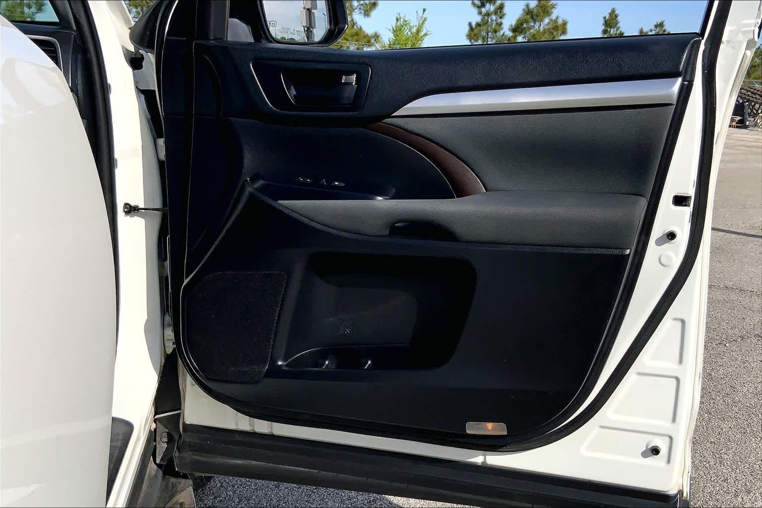 2019 Toyota Highlander LE Blizzard Pearl at Group 1 Toyota Southwest