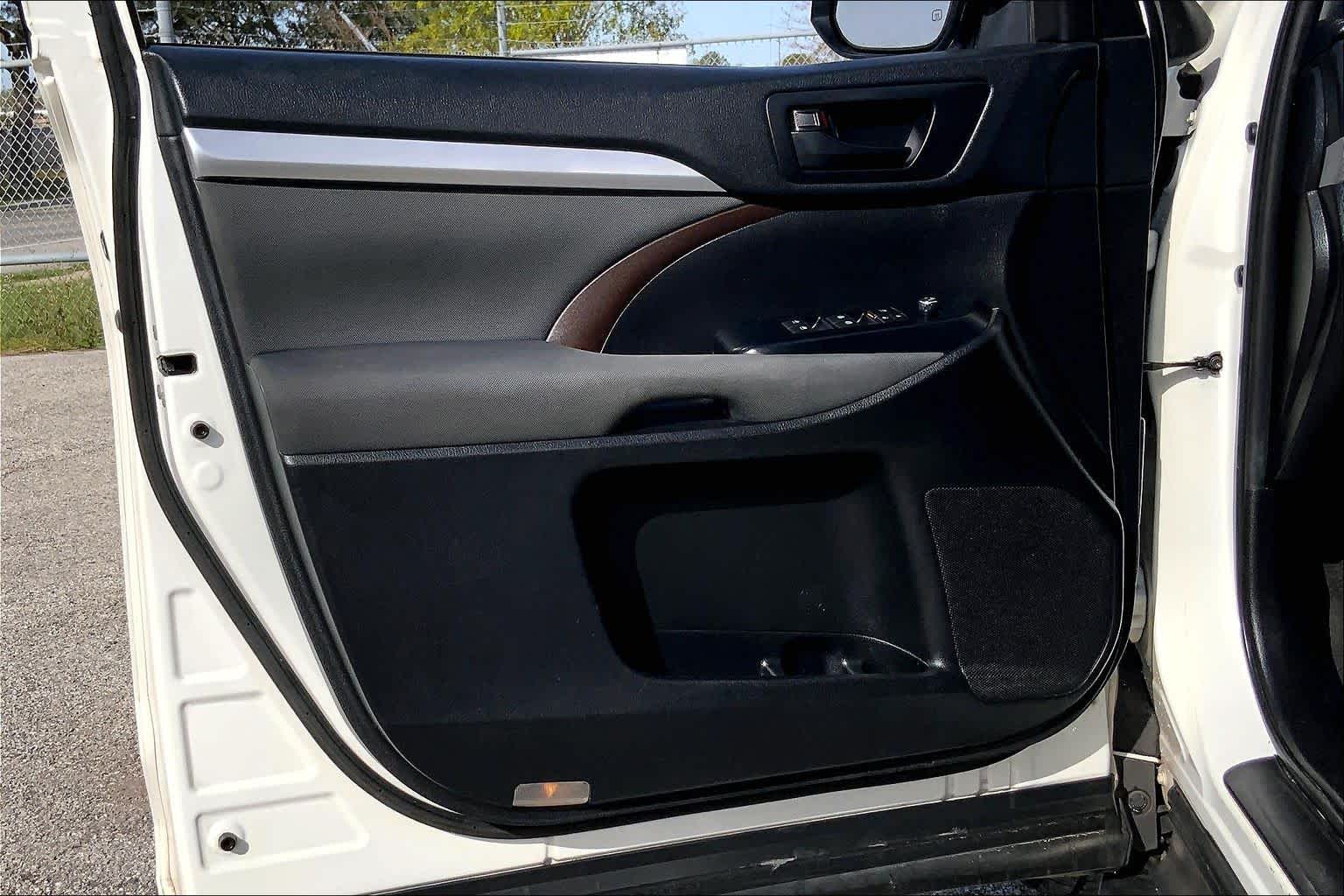 2019 Toyota Highlander LE Blizzard Pearl at Group 1 Toyota Southwest
