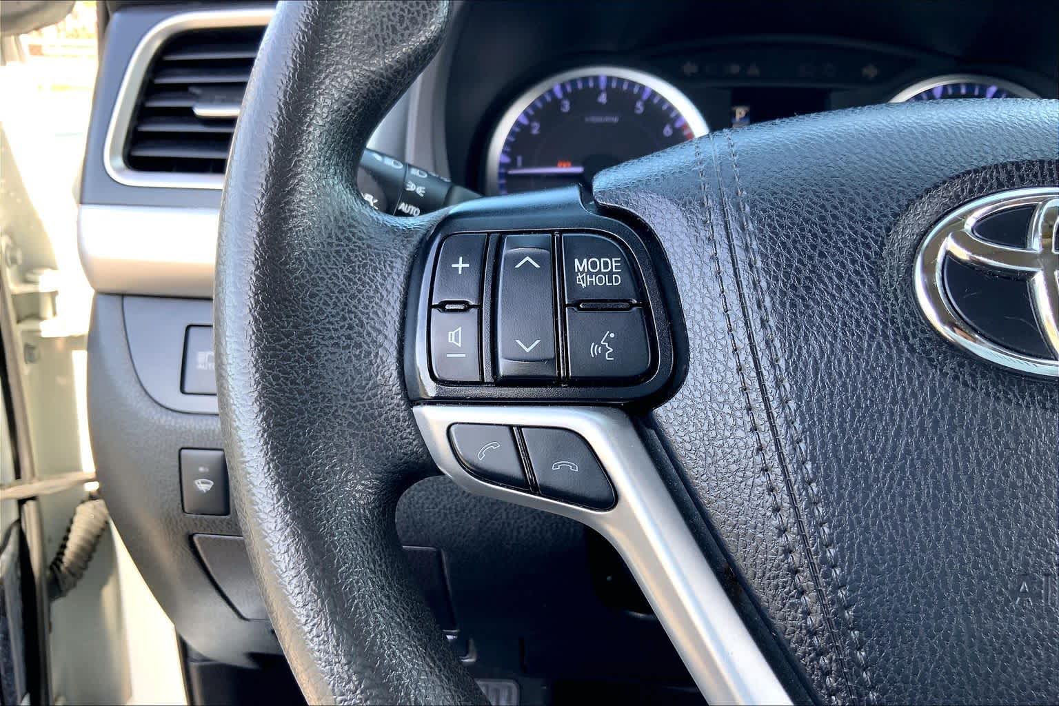 2019 Toyota Highlander LE Blizzard Pearl at Group 1 Toyota Southwest