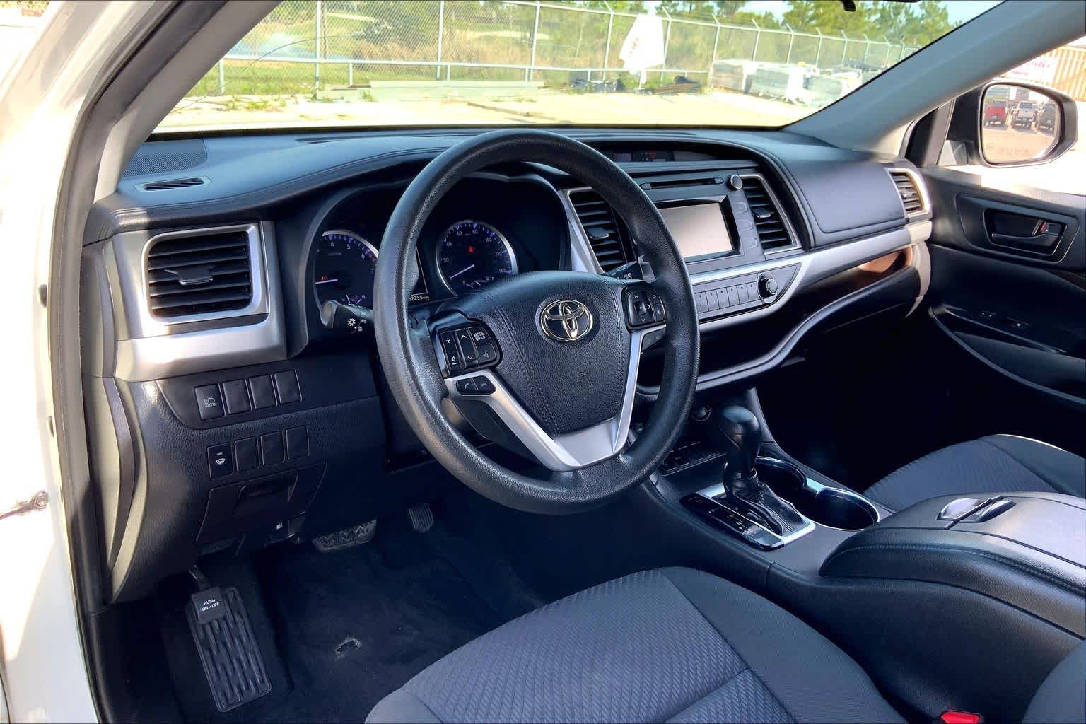 2019 Toyota Highlander LE Blizzard Pearl at Group 1 Toyota Southwest