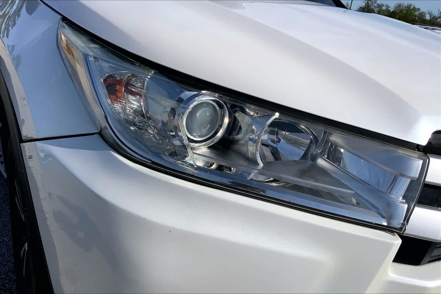 2019 Toyota Highlander LE Blizzard Pearl at Group 1 Toyota Southwest