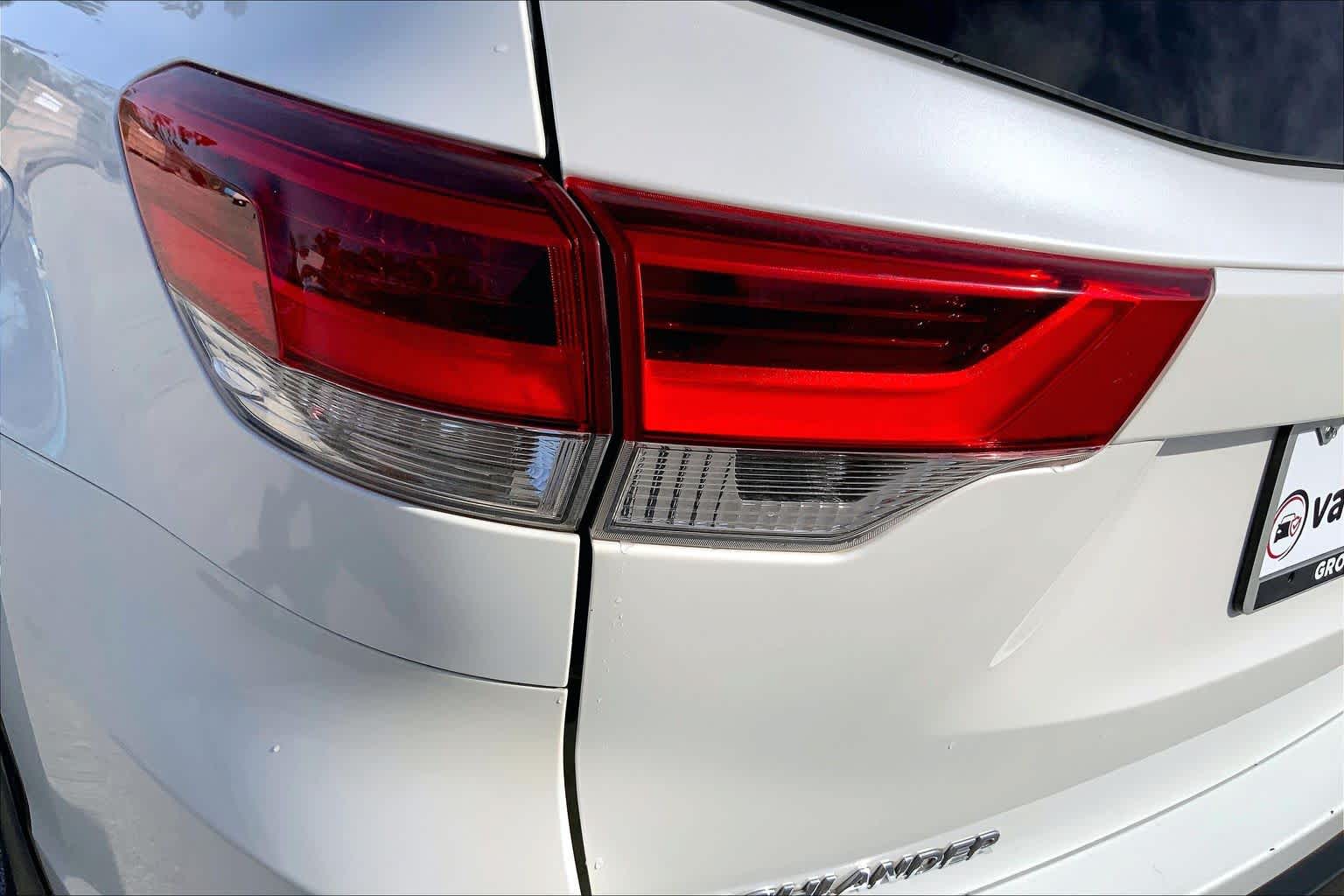 2019 Toyota Highlander LE Blizzard Pearl at Group 1 Toyota Southwest