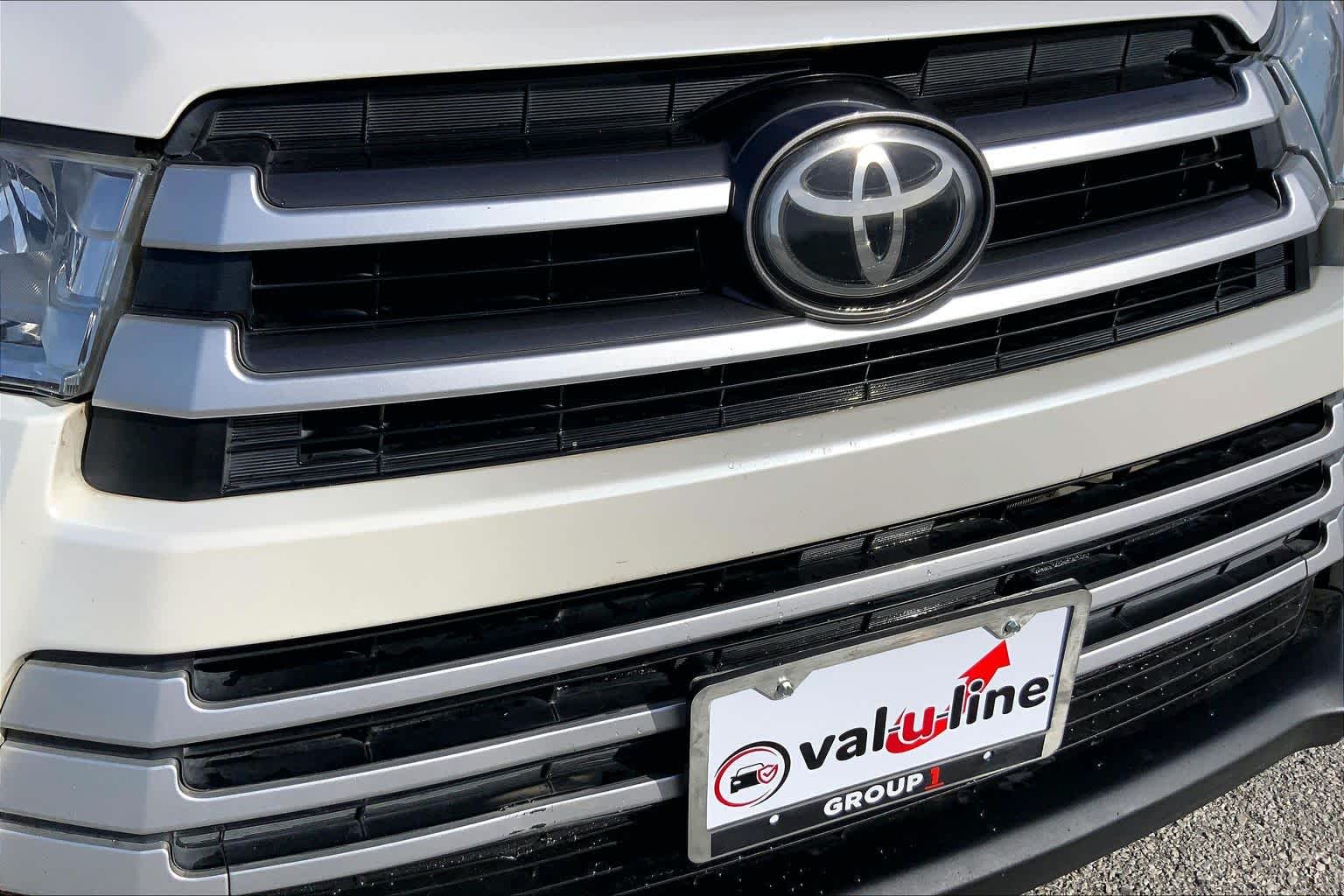 2019 Toyota Highlander LE Blizzard Pearl at Group 1 Toyota Southwest