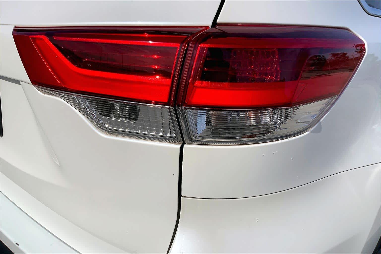 2019 Toyota Highlander LE Blizzard Pearl at Group 1 Toyota Southwest