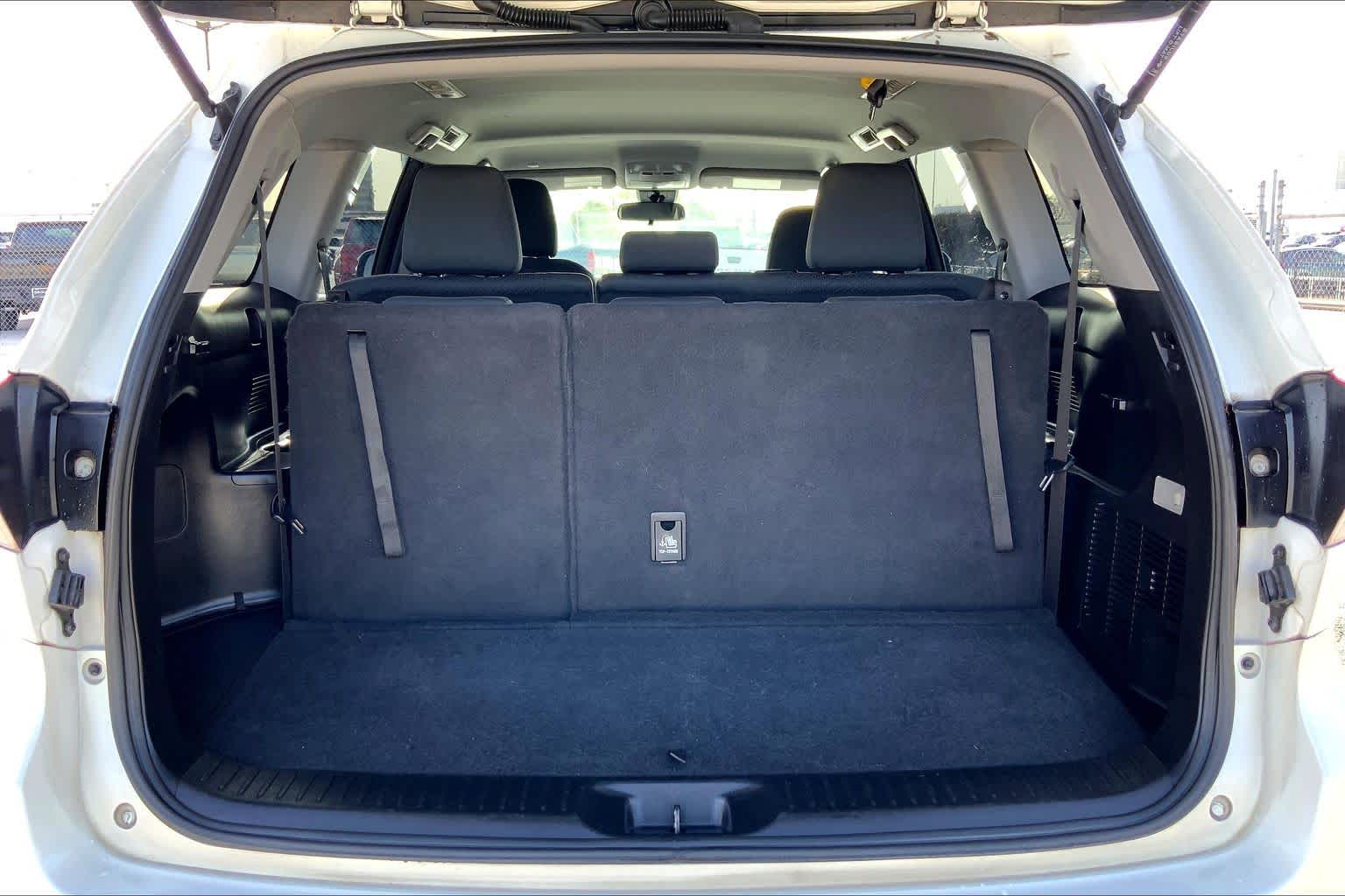 2019 Toyota Highlander LE Blizzard Pearl at Group 1 Toyota Southwest