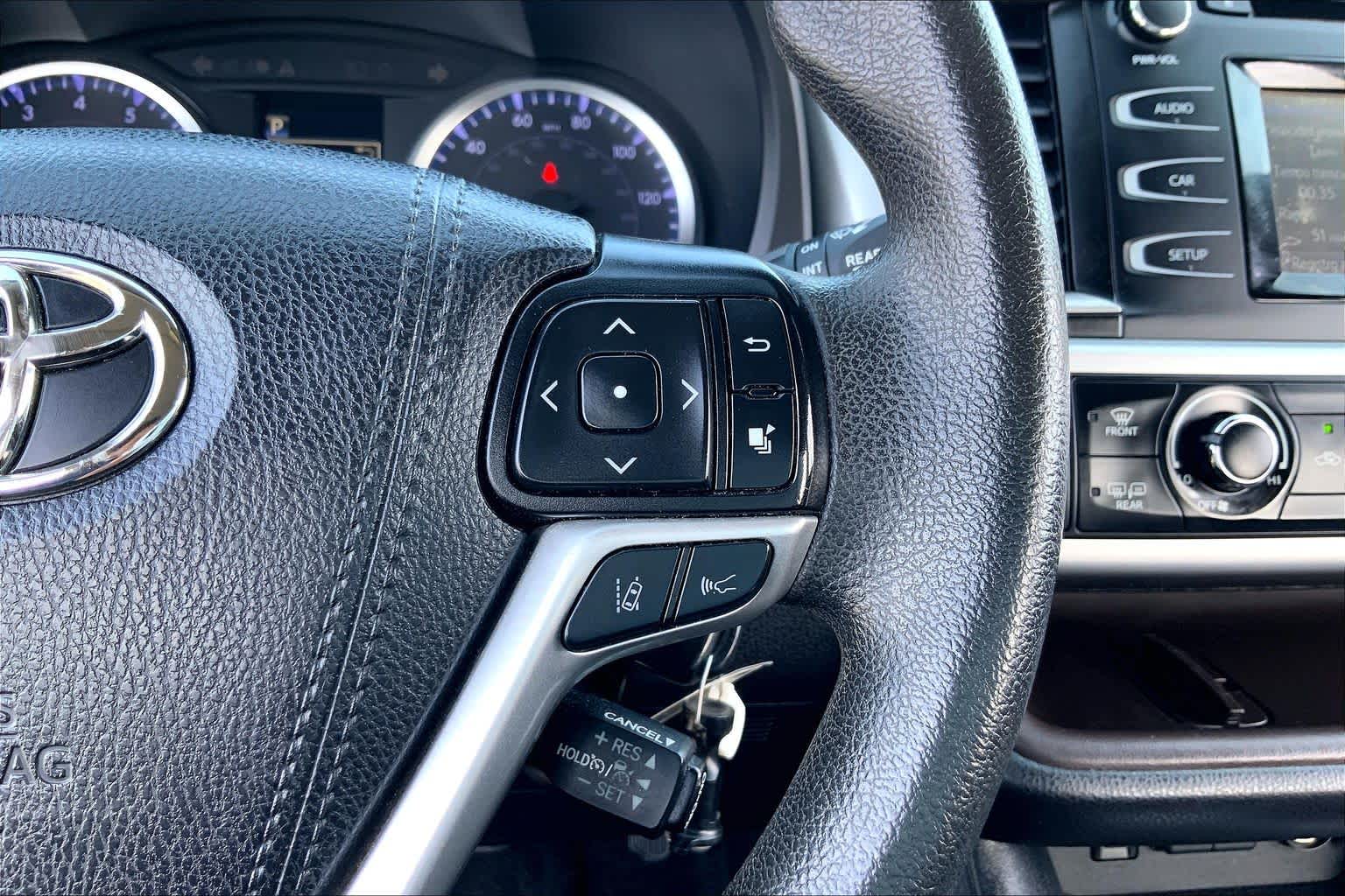 2019 Toyota Highlander LE Blizzard Pearl at Group 1 Toyota Southwest