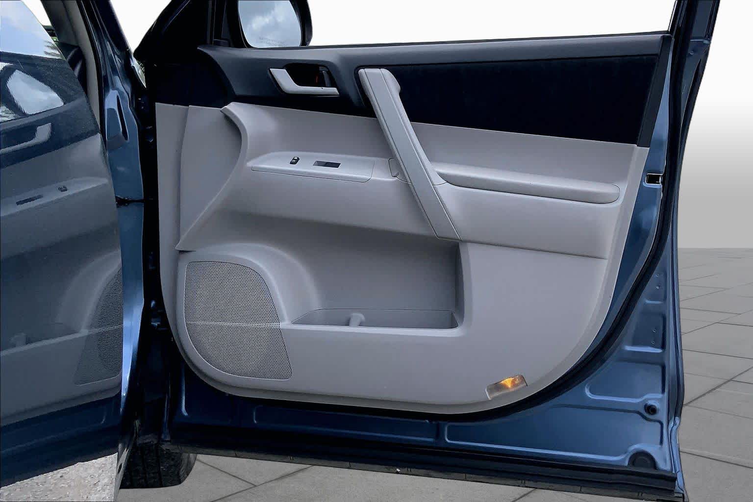 2013 Toyota Highlander Plus Shoreline Blue Pearl at Lexus Southwest Houston