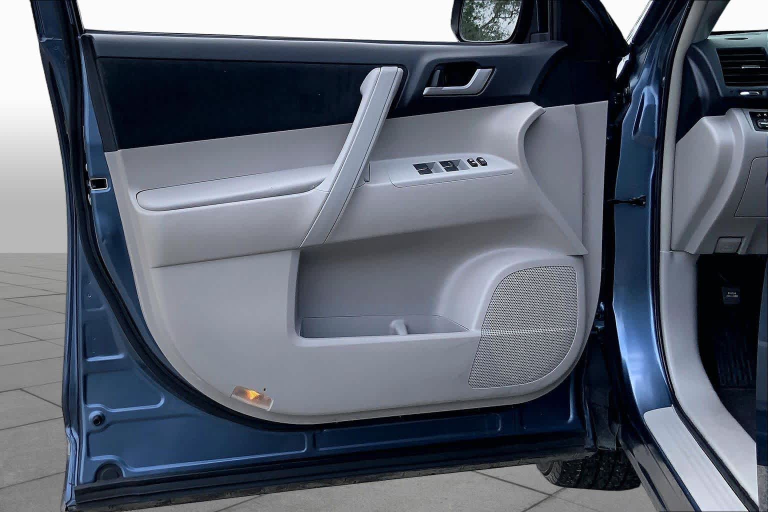 2013 Toyota Highlander Plus Shoreline Blue Pearl at Lexus Southwest Houston