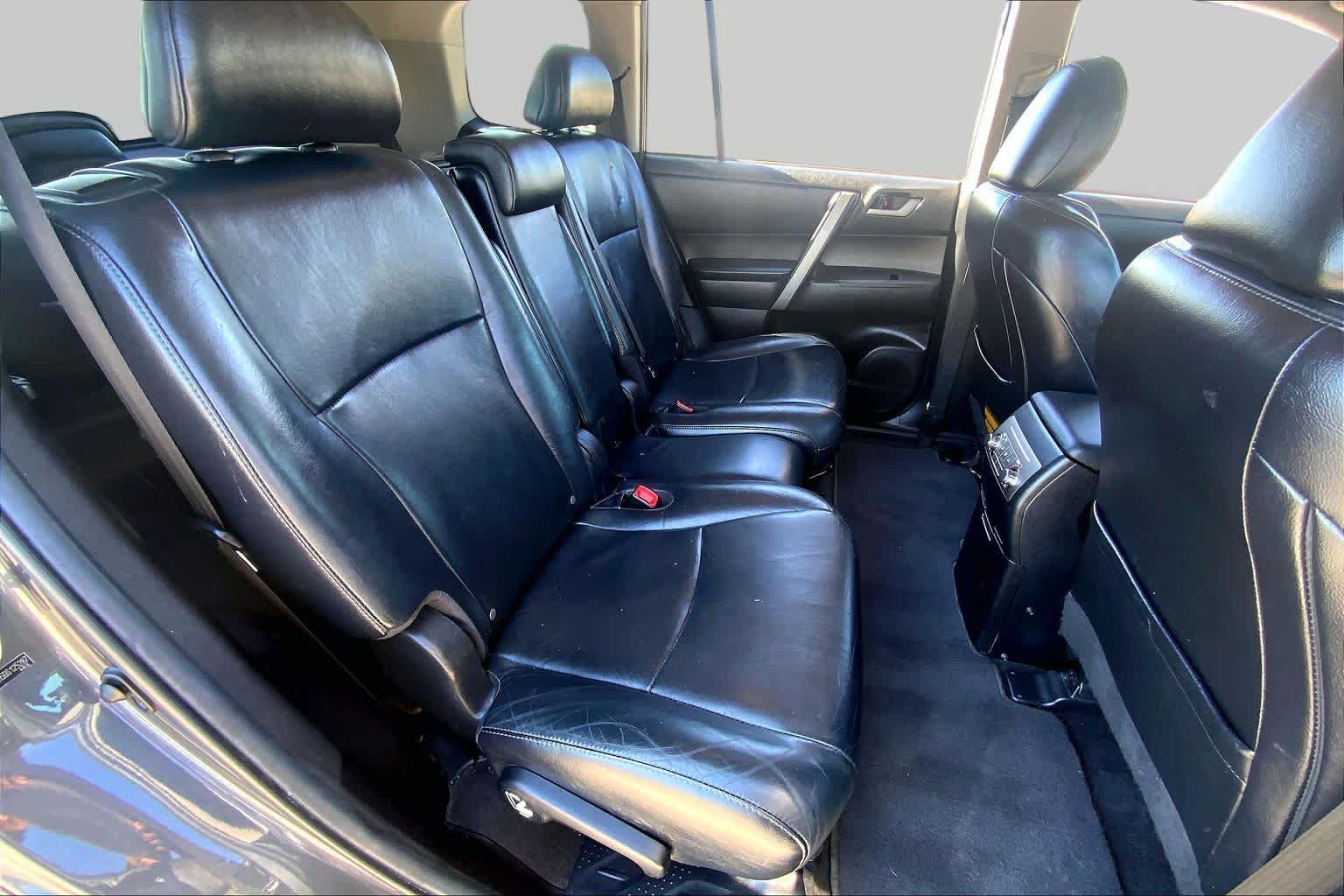 2013 Toyota Highlander photo 19 of 36
