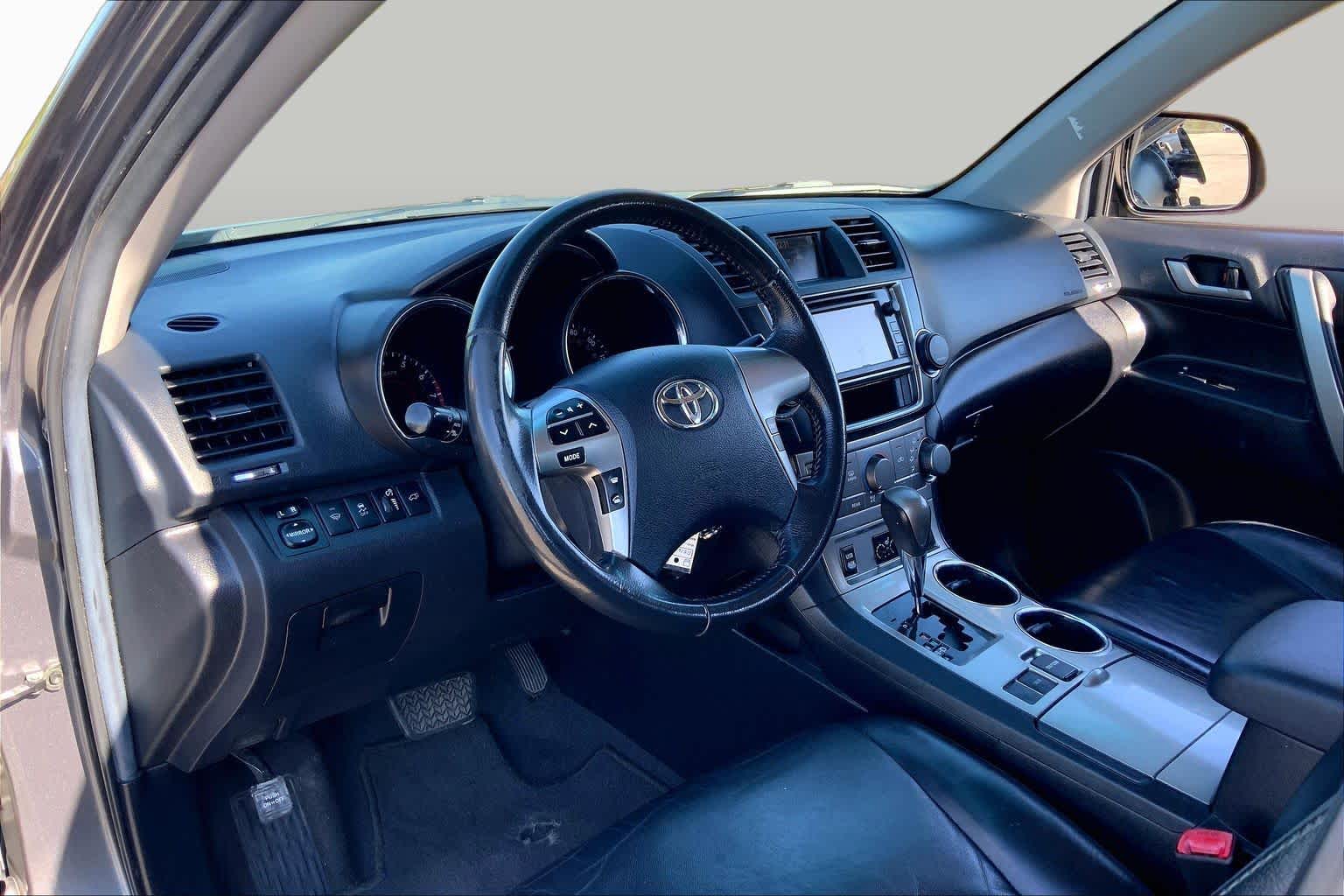 2013 Toyota Highlander photo 17 of 36