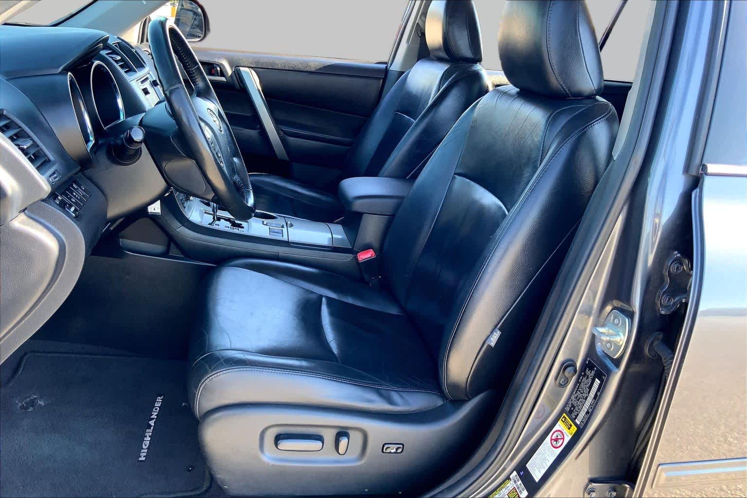 2013 Toyota Highlander photo 8 of 36
