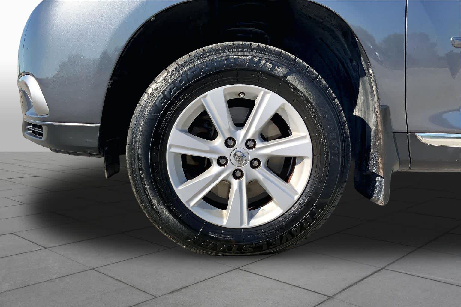 2013 Toyota Highlander photo 11 of 36