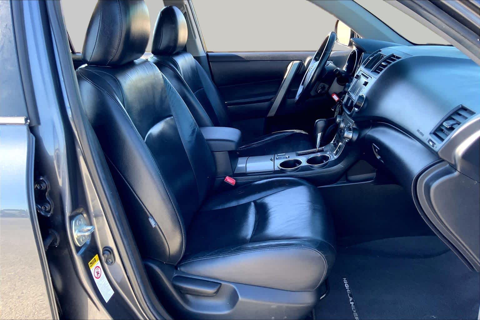 2013 Toyota Highlander photo 9 of 36
