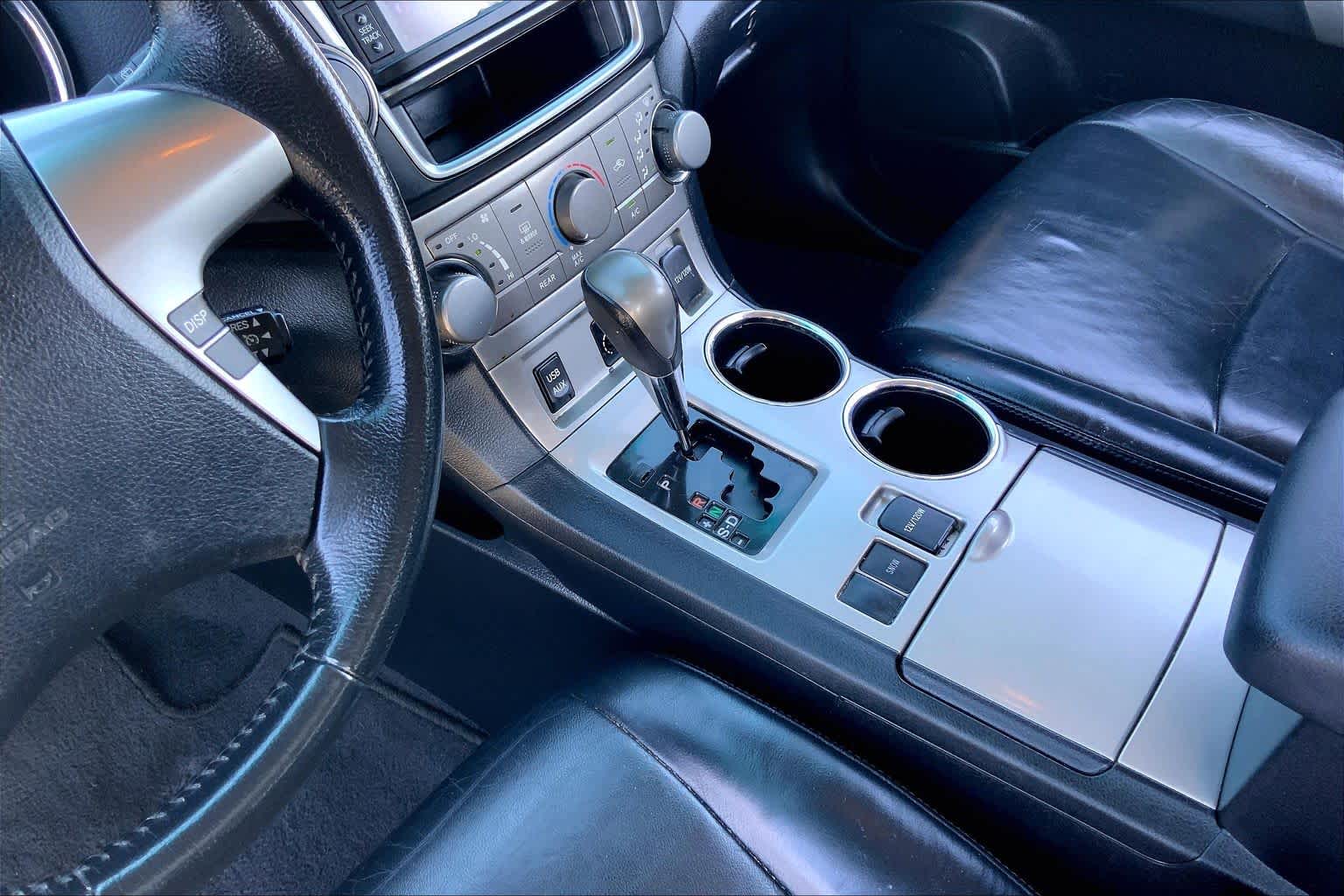 2013 Toyota Highlander photo 16 of 36