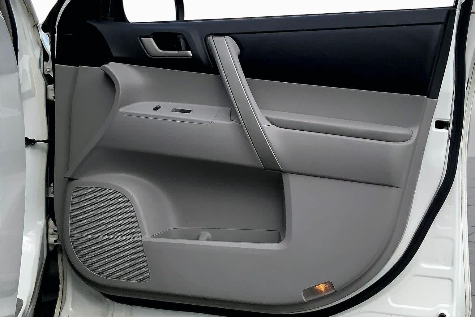 2011 Toyota Highlander photo 21 of 34