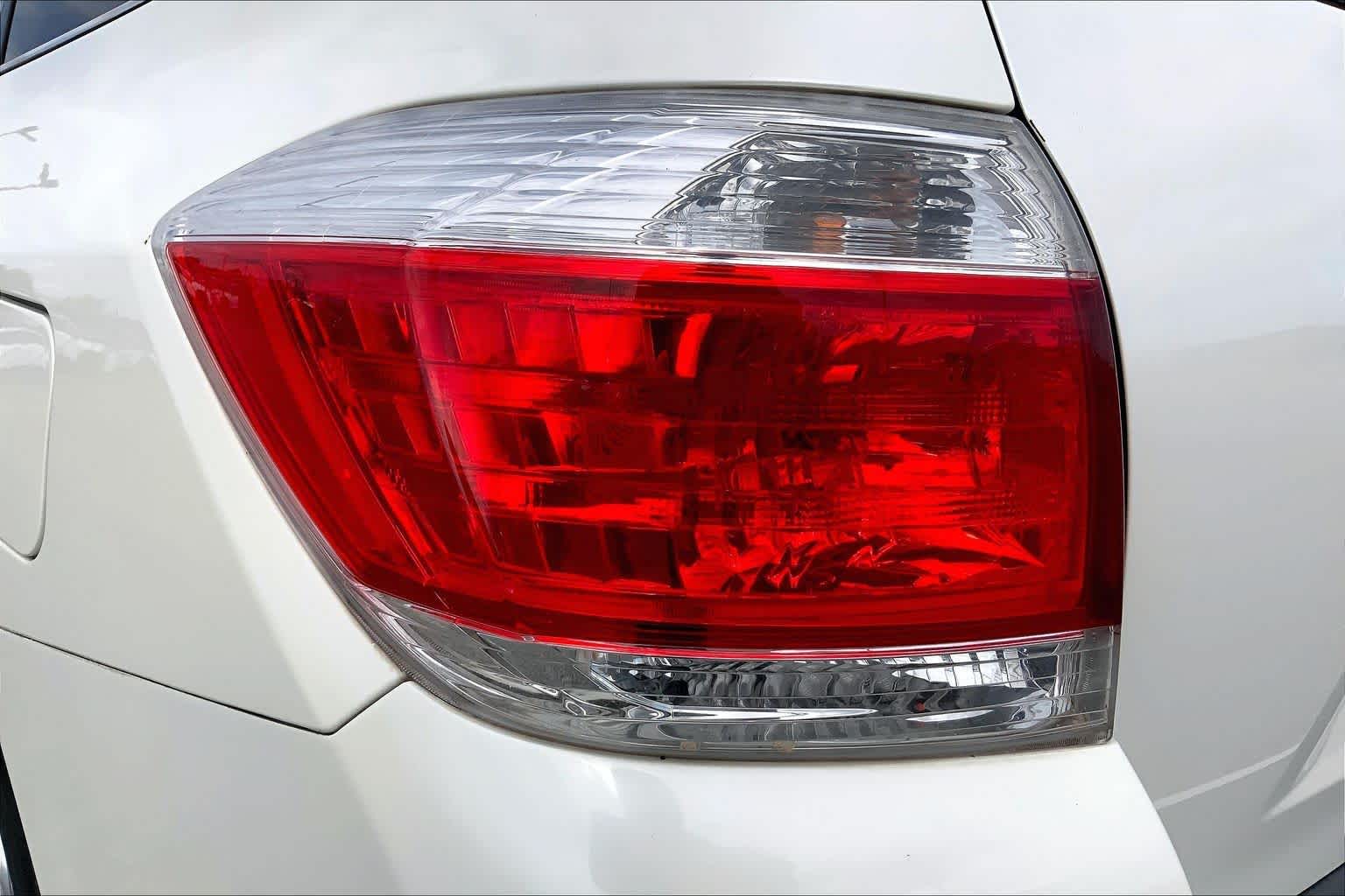2011 Toyota Highlander photo 26 of 34