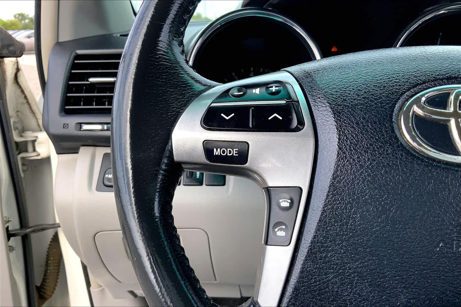 2011 Toyota Highlander photo 22 of 34