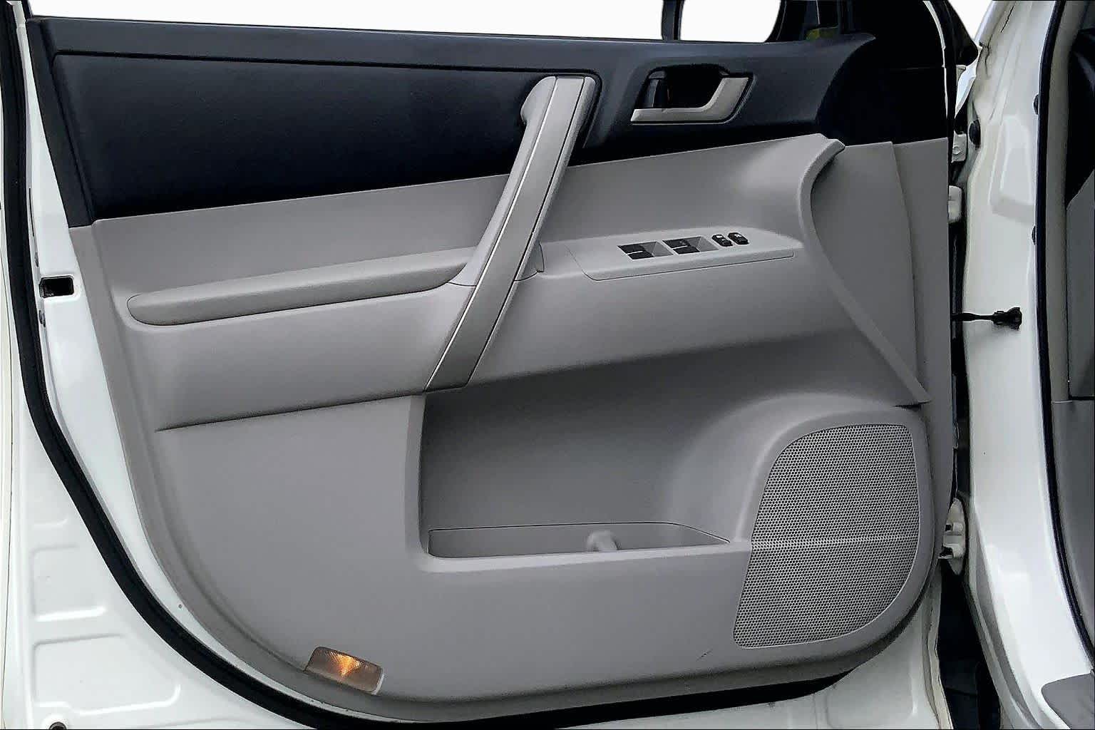 2011 Toyota Highlander photo 20 of 34