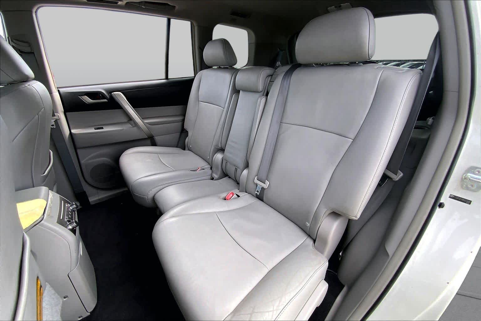 2011 Toyota Highlander photo 19 of 34