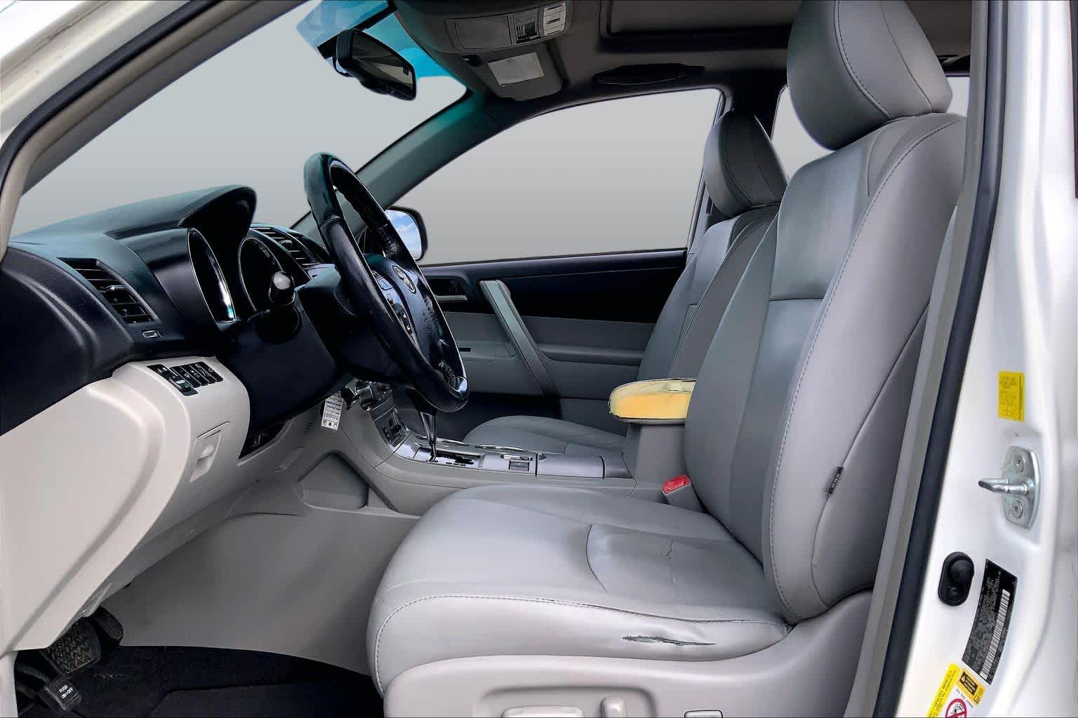 2011 Toyota Highlander photo 7 of 34