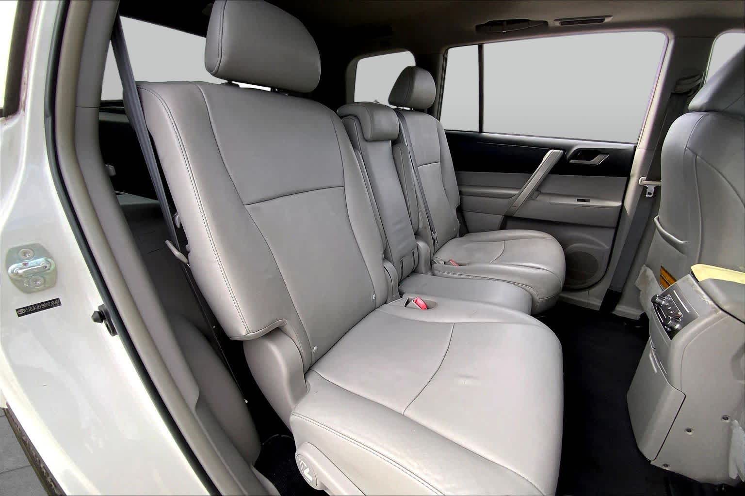 2011 Toyota Highlander photo 18 of 34