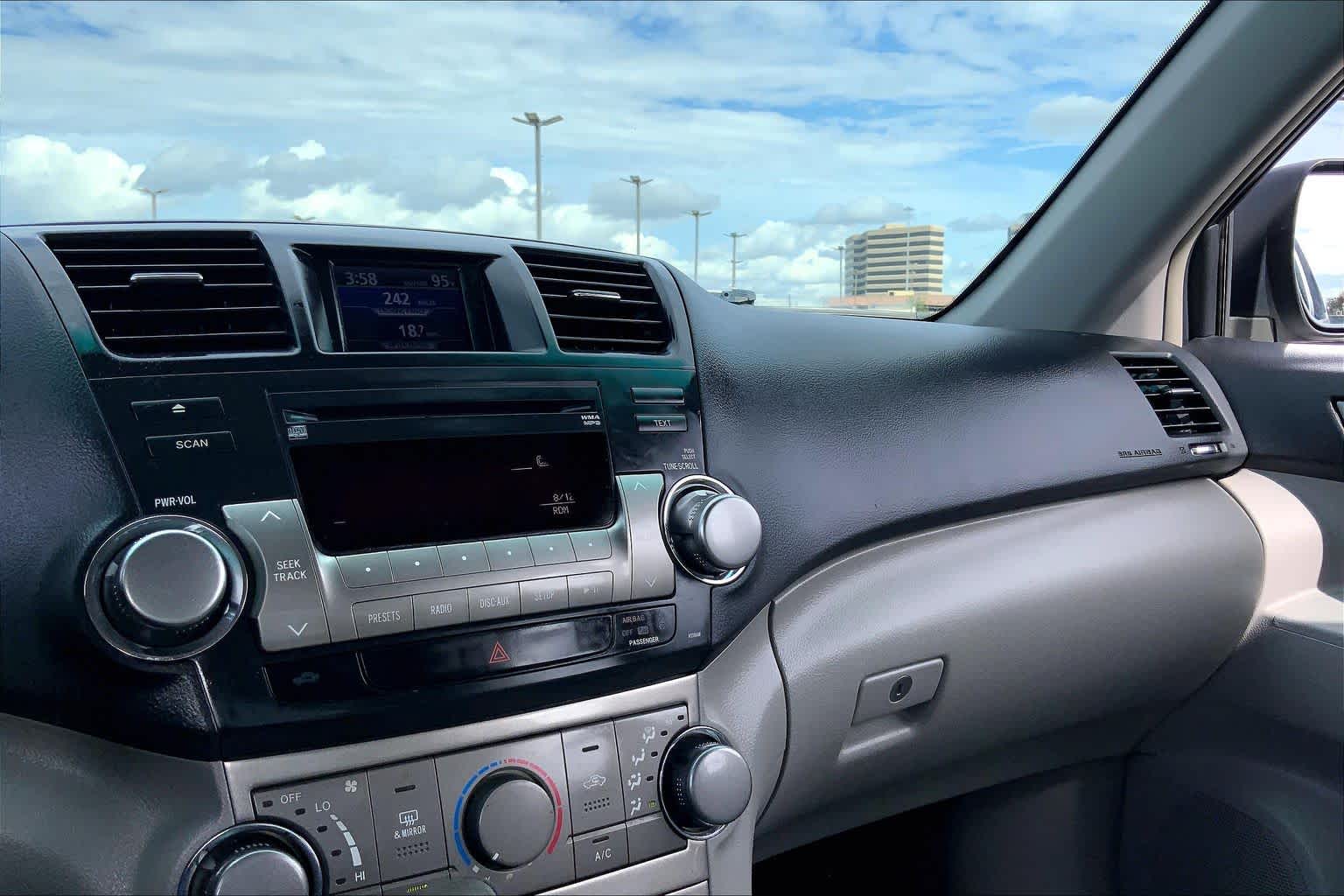2011 Toyota Highlander photo 33 of 34
