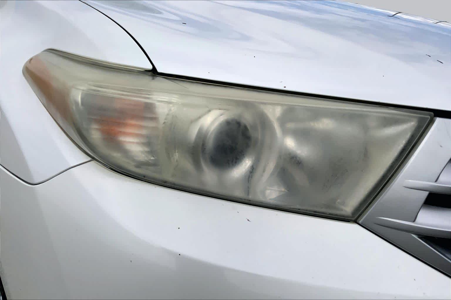 2011 Toyota Highlander photo 25 of 34