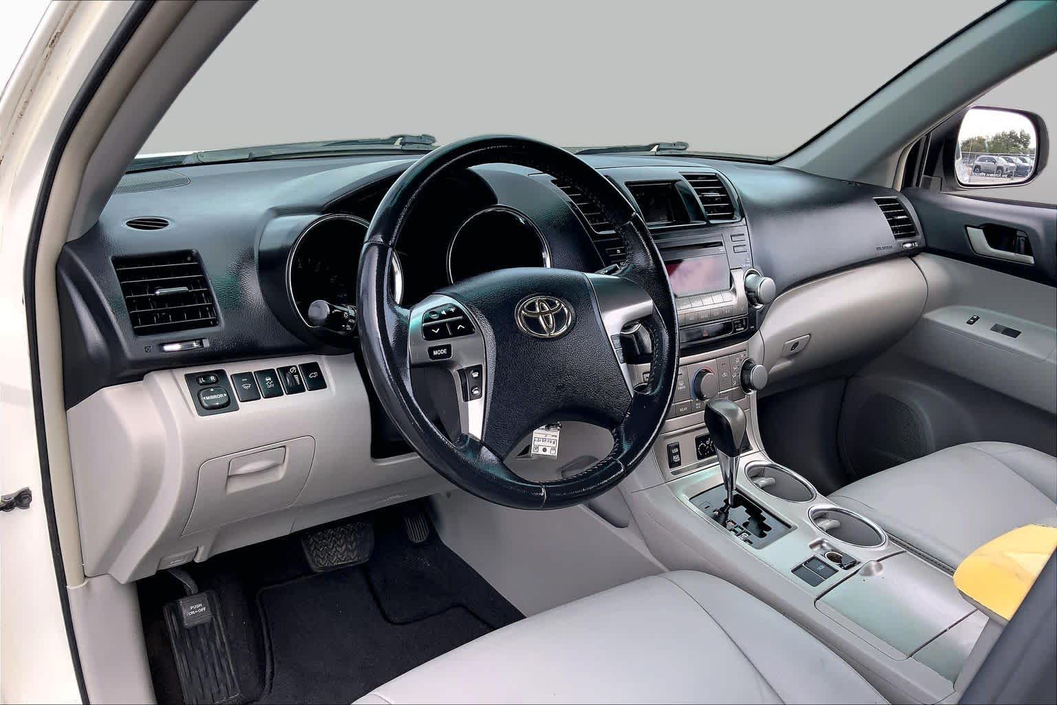 2011 Toyota Highlander photo 16 of 34